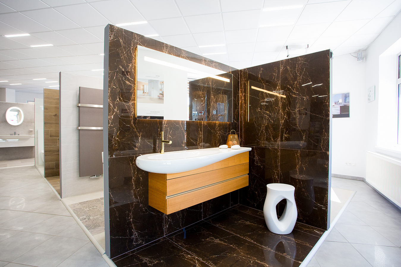 Tmavá luxusní vzorková koupelna v koupelnovém studiu Gremis