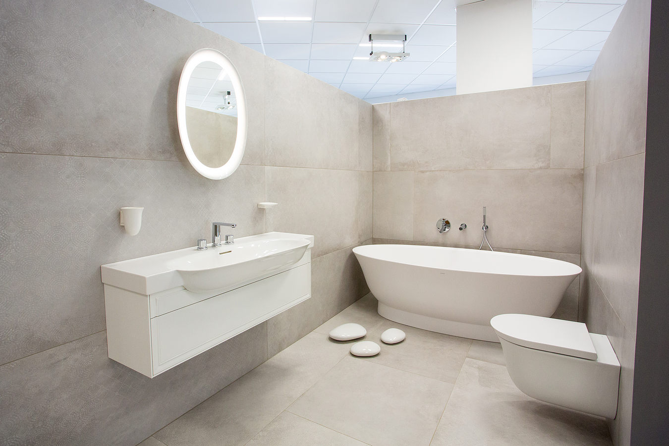 Elegantní moderní vzorková koupelna vystavená v sídle Gremis