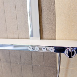 Detail vzorkové koupelny v koupelnovém studiu Gremis - ovládací panel sprchy