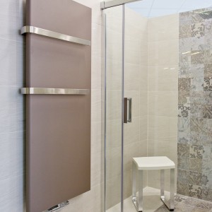 Detail vzorkové koupelny v koupelnovém studiu Gremis - sprcha a koupelnový radiátor