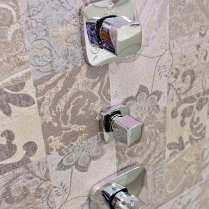 Detail vzorkové koupelny v koupelnovém studiu Gremis - ovládací prvky sprchy