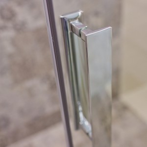 Detail vzorkové koupelny v koupelnovém studiu Gremis - madlo sprchového koutu