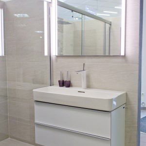 Detail vzorkové koupelny v koupelnovém studiu Gremis - umývací stěna s umyvadlem a zrcadlem