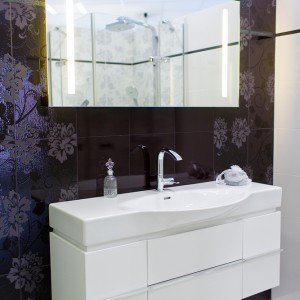 Vystavený vzorek v koupelnovém studiu Gremis - umyvadlo, zrcadlo a tmavá stěna koupelny