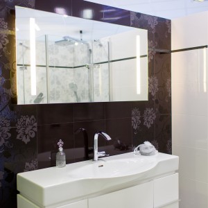 Vystavený vzorek v koupelnovém studiu Gremis - umyvadlo, zrcadlo a tmavá stěna