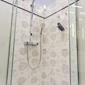 Vystavený vzorek v koupelnovém studiu Gremis - sprchový kout a světlé stěny
