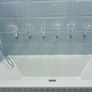 Detail vzorkové koupelny v koupelnovém studiu Gremis - vana a sprchové růžice