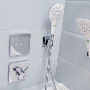 Detail vzorkové koupelny v koupelnovém studiu Gremis - systém a ovládání sprchy
