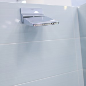 Detail vzorkové koupelny v koupelnovém studiu Gremis - systém moderní tryskové sprchy