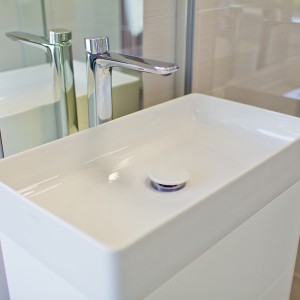 Detail vzorkové koupelny v koupelnovém studiu Gremis - obdélníkové umyvadlo a moderní pravoúhlá vodní baterie