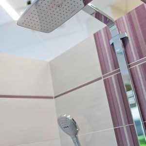 Detail vzorkové koupelny v koupelnovém studiu Gremis - systém sprchy a sprchových růžic