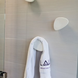 Detail vzorkové koupelny v koupelnovém studiu Gremis - věšáky na ručníky
