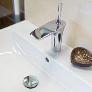 Detail vzorkové koupelny v koupelnovém studiu Gremis - umyvadlo s dekorací a vodní baterie