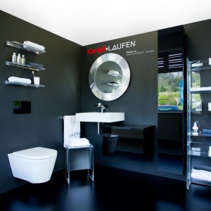 Vzorková koupelna ve studiu Gremis v černé barvě