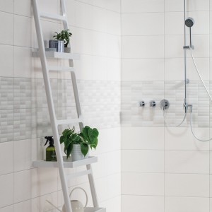 Bílá koupelna Rako - obklady, sprcha a dekorace