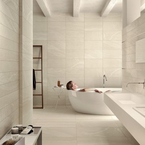 Inspirace koupelnami Alfalux - odpočinek v prostorné koupelně během koupele ve vaně