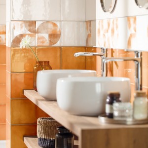 Inspirace koupelnami Rako - umyvadla v bílo oranžové koupelně