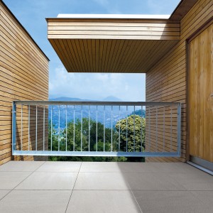 Světlá keramická dlažba Rako v nabídce obchodu Gremis - použití na terase