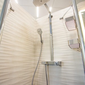 Detail vzorkové koupelny v koupelnovém studiu Gremis - sprchový kout a jeho vybavení
