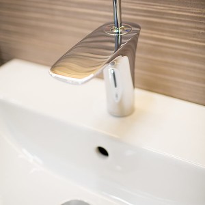 Detail vzorkové koupelny v koupelnovém studiu Gremis - pravoúhlá vodní baterie