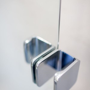 Detail vzorkové koupelny v koupelnovém studiu Gremis - madlo sprchy