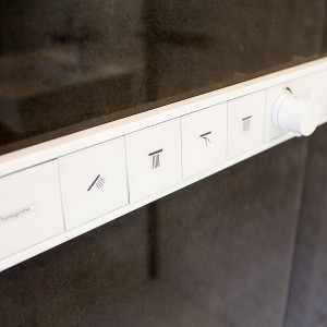 Detail vzorkové koupelny v koupelnovém studiu Gremis - moderní tlačítkové ovládání sprchy