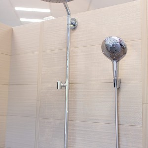 Detail vzorkové koupelny v koupelnovém studiu Gremis - systém sprchy ve sprchovém koutě