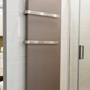 Detail vzorkové koupelny v koupelnovém studiu Gremis - koupelnový radiátor hnědý