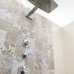 Detail vzorkové koupelny v koupelnovém studiu Gremis - systém sprchy s hlavovou sprchou