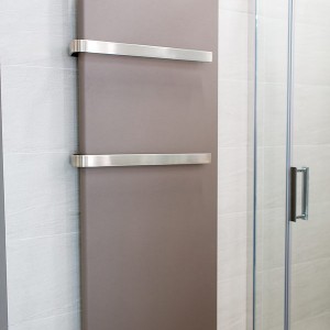 Detail vzorkové koupelny v koupelnovém studiu Gremis - koupelnový radiátor hnědý