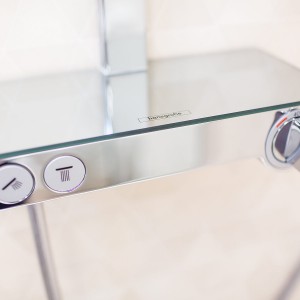 Detail vzorkové koupelny v koupelnovém studiu Gremis - moderní ovládání sprchy