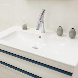 Detail vzorkové koupelny v koupelnovém studiu Gremis - umyvadlo a designová vodní baterie