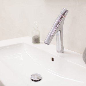 Detail vzorkové koupelny v koupelnovém studiu Gremis - umyvadlo a vodní baterie v elegantním designu
