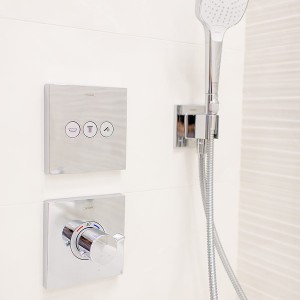 Detail vzorkové koupelny v koupelnovém studiu Gremis - systém sprchy a ovládání