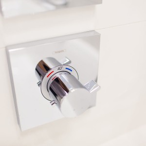 Detail vzorkové koupelny v koupelnovém studiu Gremis - moderní ovládání sprchy s regulací teploty