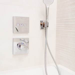 Detail vzorkové koupelny v koupelnovém studiu Gremis - systém sprchy v elegantním nerezu