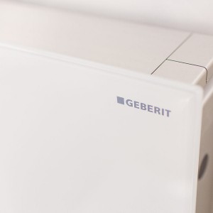 Detail vzorkové koupelny v koupelnovém studiu Gremis - splachovací systém značky Geberit